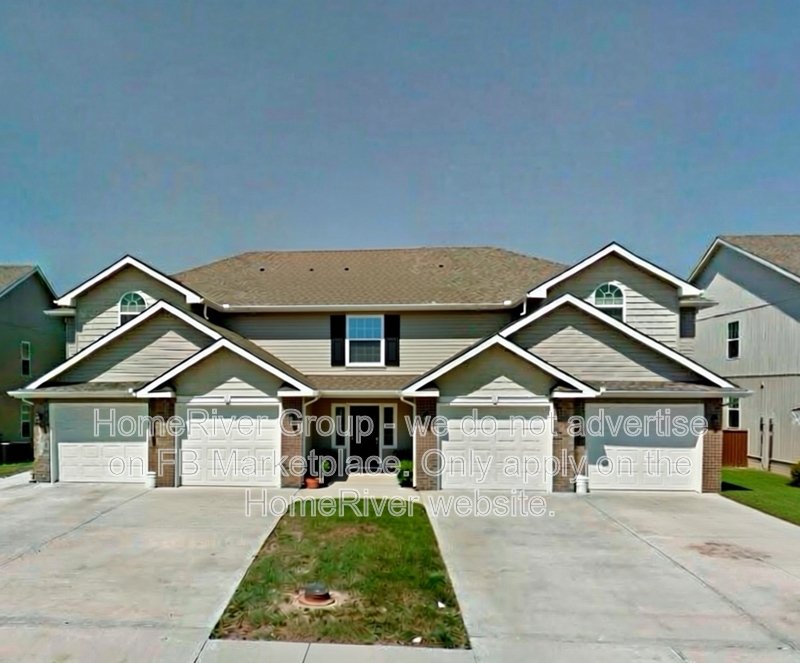 PRIME PLATTE CITY LIVING  SPACIOUS END-UNIT 3 BEDROOM TOWNHOME AVAIL! property image