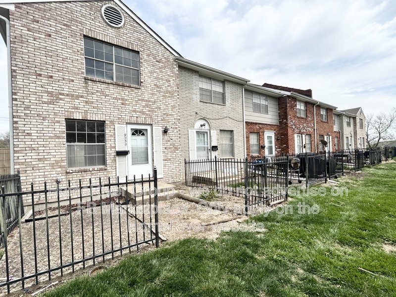 Pet-Friendly! 9259 NIEMAN RD OVERLAND PARK KS 66214 property image