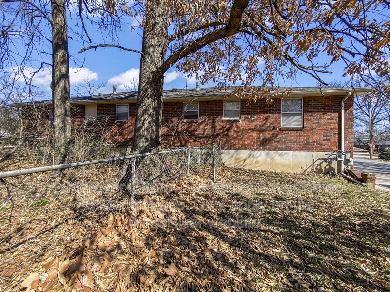 Charming 2 Bedroom Duplex Living in North Kansas City  Apply Now! property image