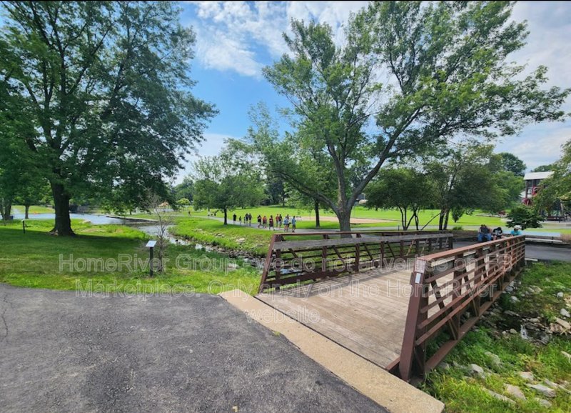DOWNTOWN BLUE SPRINGS | SPACIOUS 1 BEDROOM | STEPS FROM ROTARY PARK property image