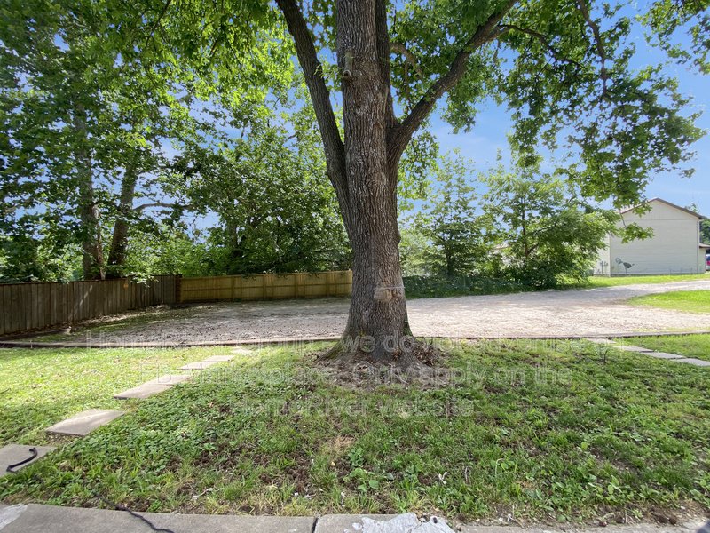 AVAILABLE NOW! / 2 BR / 1 BA / BRICK ACCENT WALL / WASHER/DRY property image