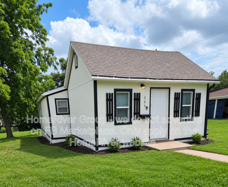 CHARMING 3 BEDROOM BUNGALOW | FRESH NEW EXTERIOR | LARGE LOT property image
